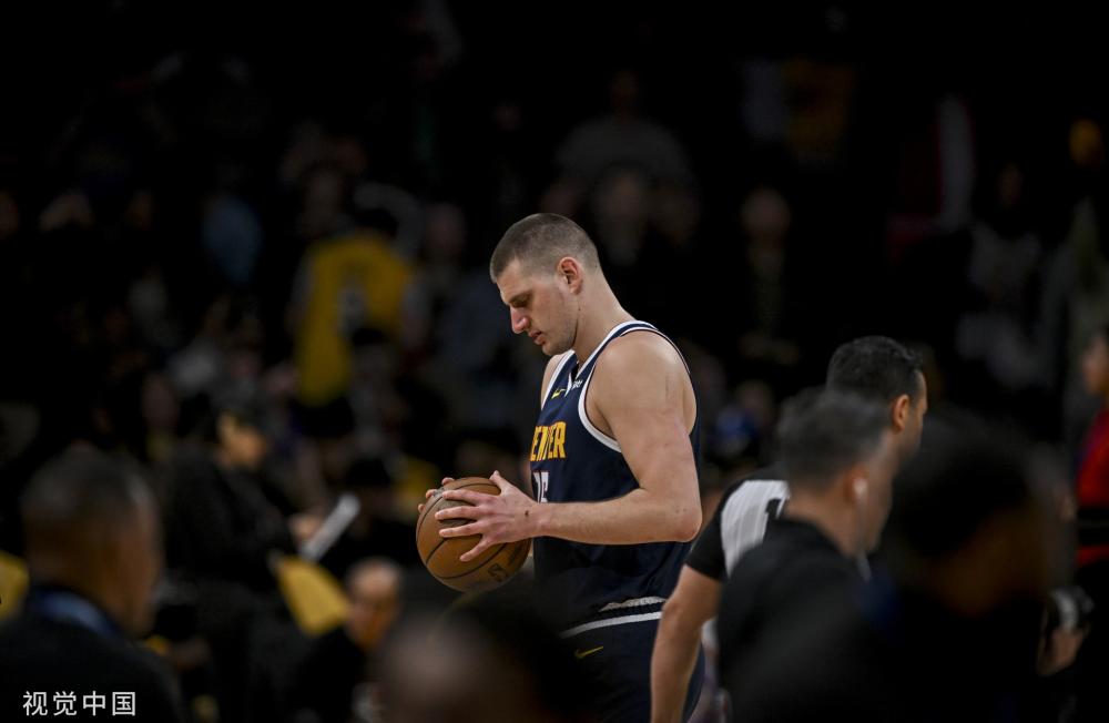 嘟嘴看着队 嘟嘴看着队